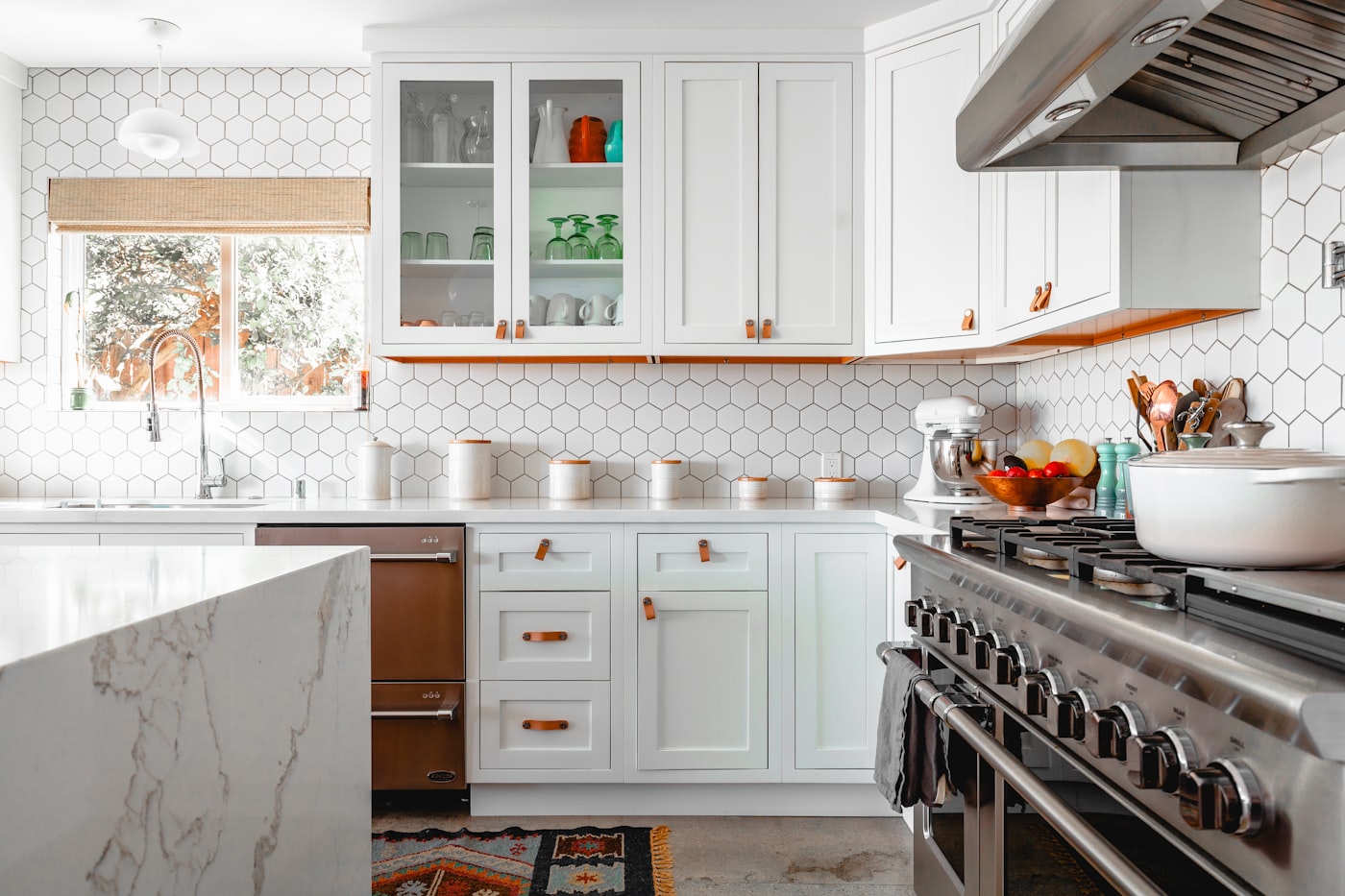 Cocina abierta de estilo contemporáneo con isla central y acabados cálidos